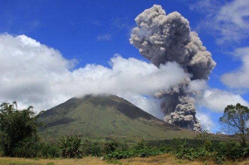 На индонезийском Сулавеси проснулся вулкан