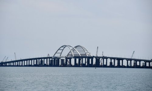 Фрагмент Крымского моста ушел в воду