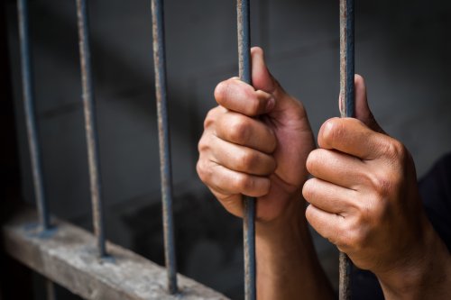 89-летнего педофила посадили на неделю в тюрьму за насилие над 7-летней девочкой