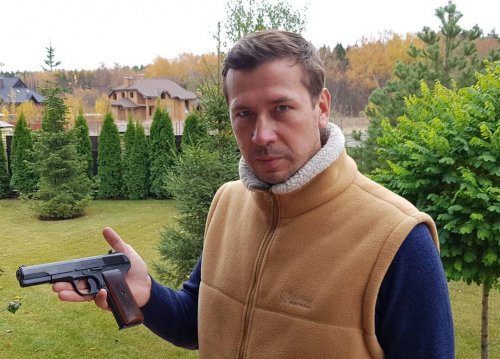 «После Керчи – неправильно»: Актёр Андрей Мерзликин похвастался личным пистолетом