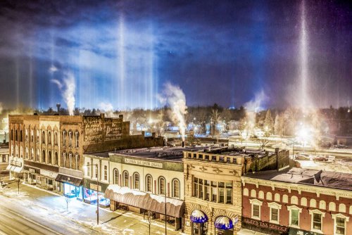 Фотограф «поймал» удивительные образы инопланетных «световых столбов», парящих в небе