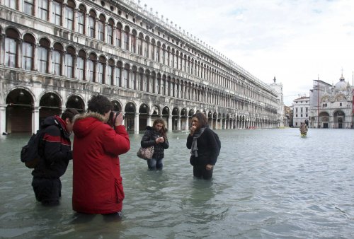 Венеция затоплена почти на 75 %