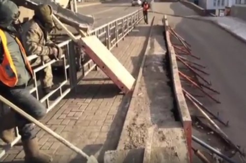 В Красноярске при 17 градусах мороза ремонтники бетонировали дорожную подпорку