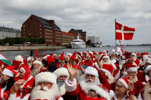 Праздник к нам приходит: в США и Европе прошли забеги Санта-Клаусов