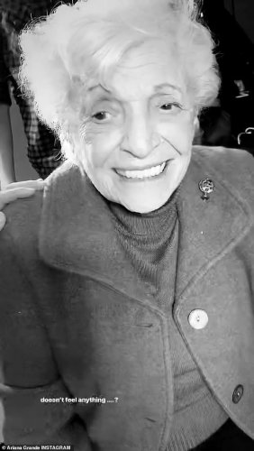 93-летняя бабушка Арианы Гранде сделала татуировку на пальце