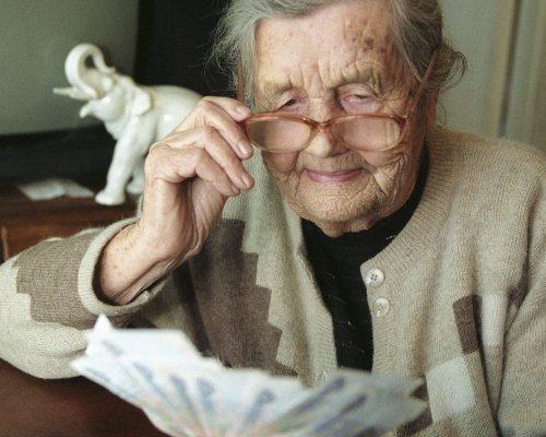 Одинокие пенсионеры чаще обращаются за неотложной медицинской помощью – учёные
