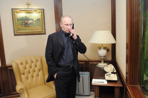 «Беря в руки смартфон, вы делитесь личным со всем киберпространством» - Песков раскрыл правду смартфона Путина