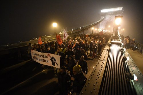 Жители Будапешта объявили протест против «закона о рабстве»