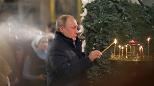 Путин отстоял службу в храме, в котором был крещён