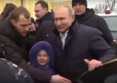 В Санкт-Петербурге Путин успокоил расплакавшуюся девочку