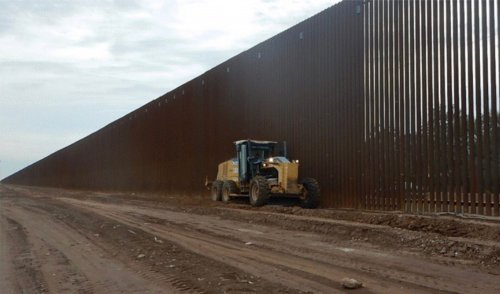 Великая не Китайская: Трамп показал фото готового участка стены на границе США и Мексики