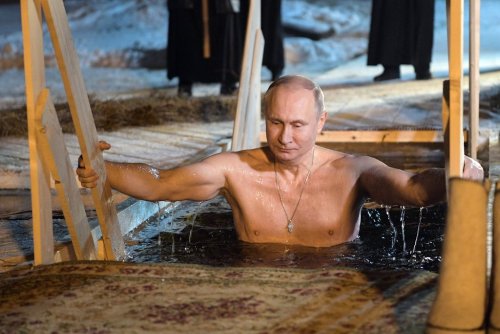 Путин окунулся в прорубь на крещенских купаниях