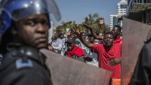 Президент Зимбабве просит протестующих начать диалог