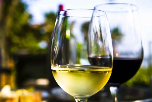 Ученые: с возрастом бокал вина полезен для здоровья