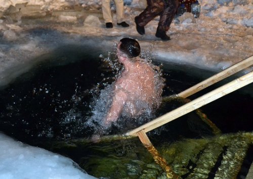 Осуждённые колонии в Серёдке смогли окунуться в купель в Крещение