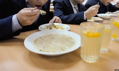Кузбасские школьники рассказали, чем их кормят в столовой
