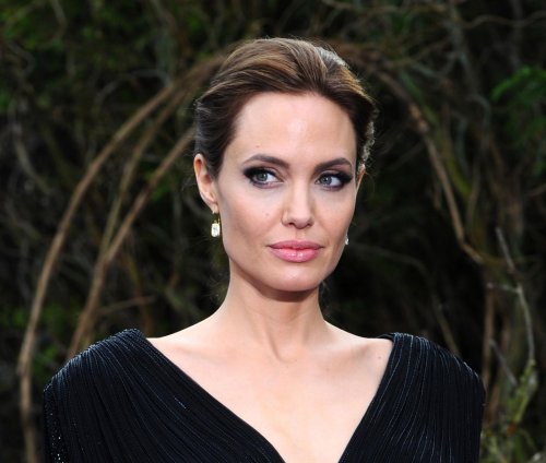 Анджелина Джоли в стильном наряде показала стройную фигуру
