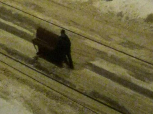 В Саратове ночью на дороге мужчина катал пианино