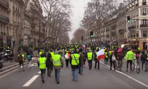 Во Франции «желтые жилеты» прошли маршем через Париж