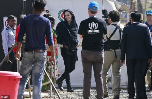 Анджелина Джоли повезла гуманитарную помощь беженцам