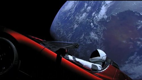 Ученые сообщили о приближении запущенной в космос Tesla к Земле