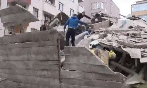 Подросток провел два дня под завалами дома в Стамбуле