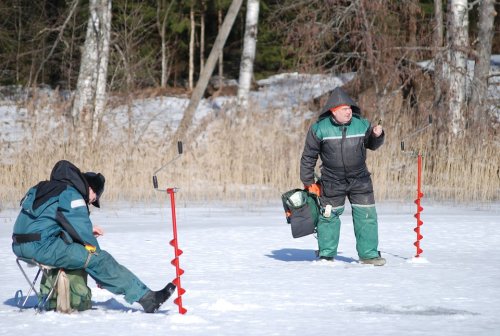 Непослушные омские рыбаки выезжают на закрытый лед