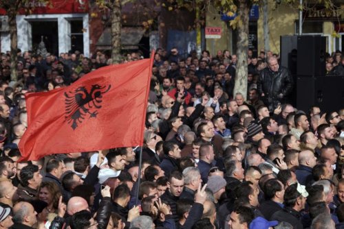 Протесты в Албании: штурмуют здание правительства