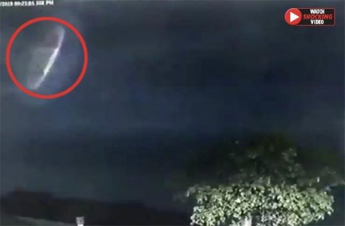 Полицейский из Австралии снял на видео НЛО, появляющегося после грозы
