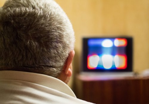 Просмотр телевизора ухудшает вербальную память у пожилых людей