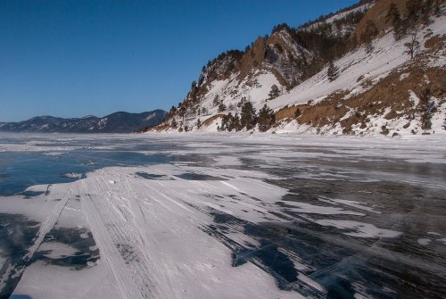 «Ледяной Байкал поддался трещинам» сообщает служба МЧС