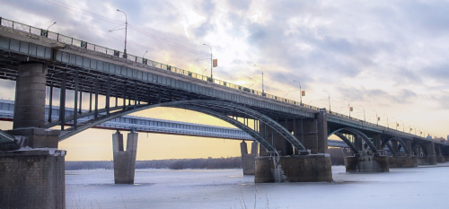 Сотрудники МЧС принялись пилить лёд в Новосибирской области