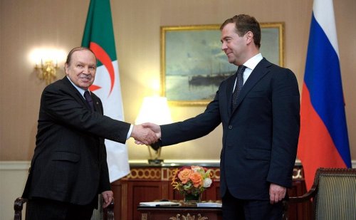 Президент Алжира отказался от пятого срока правления