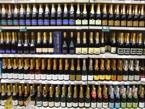 Минздрав поддерживает инициативу убрать спиртное с прилавков магазинов