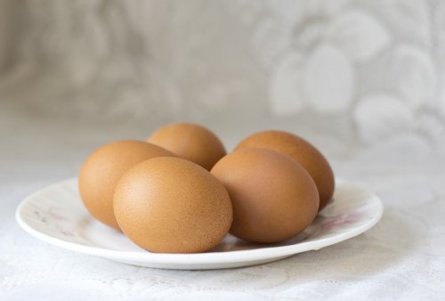 Диетологи снова объявили войну яйцам