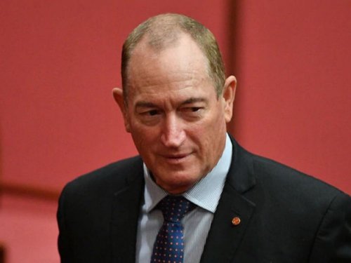 Австралийскому сенатору разбили об голову яйцо