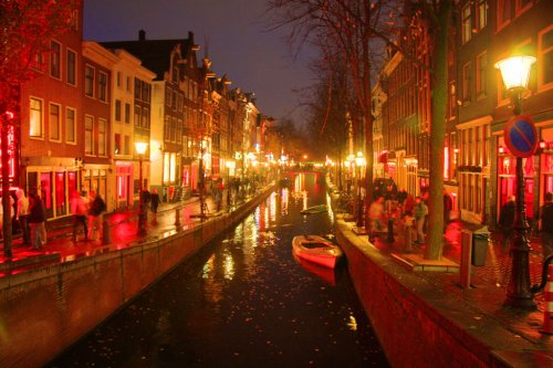 Власти Амстердама хотят закрыть квартал Красных фонарей для туристов
