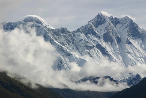 Тающий лед Эвереста обнажает жуткое зрелище: десятки мертвых