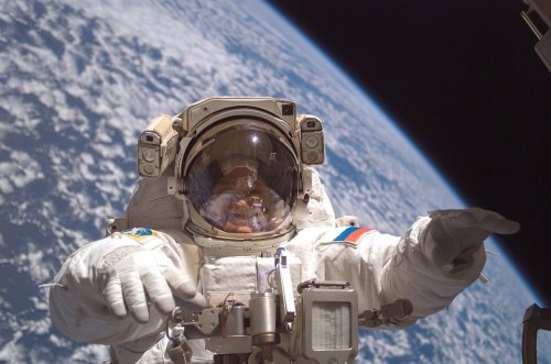 NASA отменило  выход в космос  женщин астронавтов из-за отсутствия хорошо сидящих костюмов