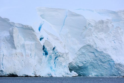 Быстро истончающийся ледник Гренландии загнал ученых NASA  в тупик