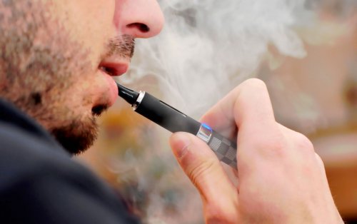 «Дым сигарет с ментолом»: Правительство РФ приравняет электронные сигареты к обычным