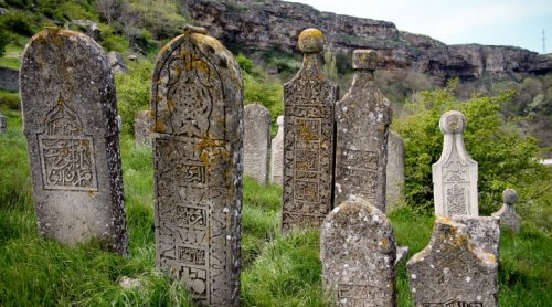 Подросток обнаружил три утраченных средневековых надгробия на шотландском кладбище