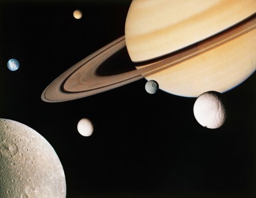 Одна из лун Сатурна имеет подземный океан