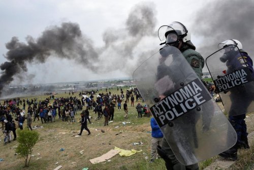 В Греции полиция применила газ против прорывавшихся на границе мигрантов