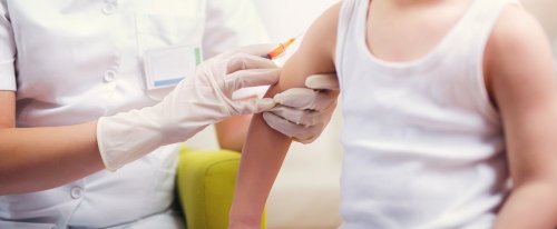 Без права на отказ: Госдума предложила не допускать к занятиям детей без прививок