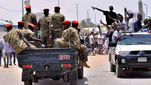 Суданский переворот: военные тянутся к протестующим