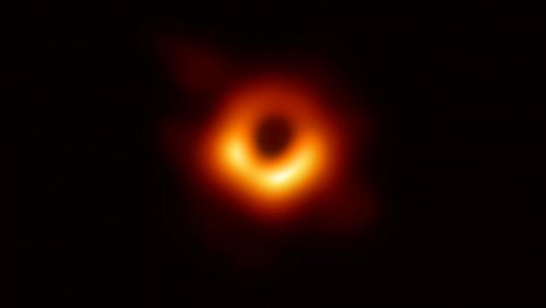 Запечатленная на фото черная дыра получила гавайское имя
