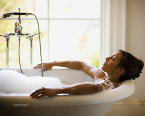 Медики: Принятие горячей ванны может представлять существенный вред