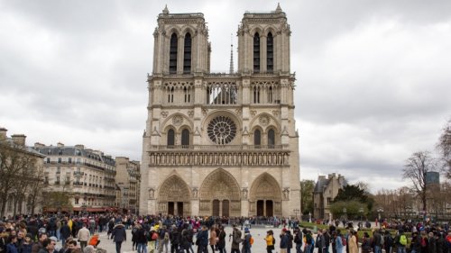 Пламя поглотило Собор Парижской Богоматери