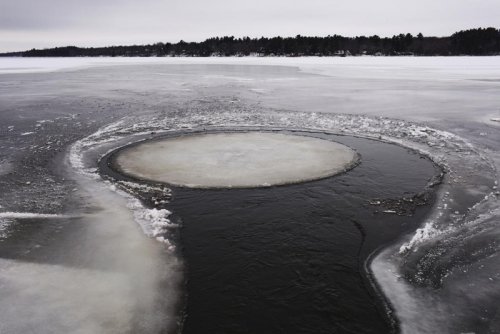 Таинственный ледяной круг появился на замерзшем Соленом озере в Китае